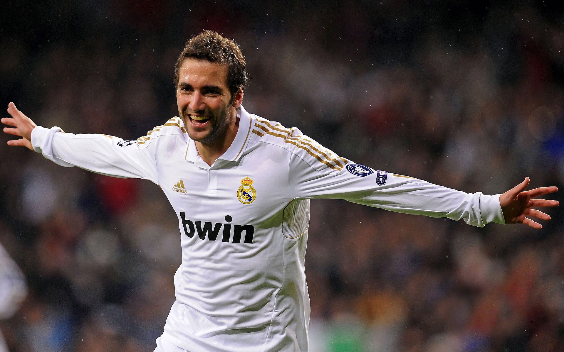 国王控卫投篮手感火热连续命中三分，国王队投手